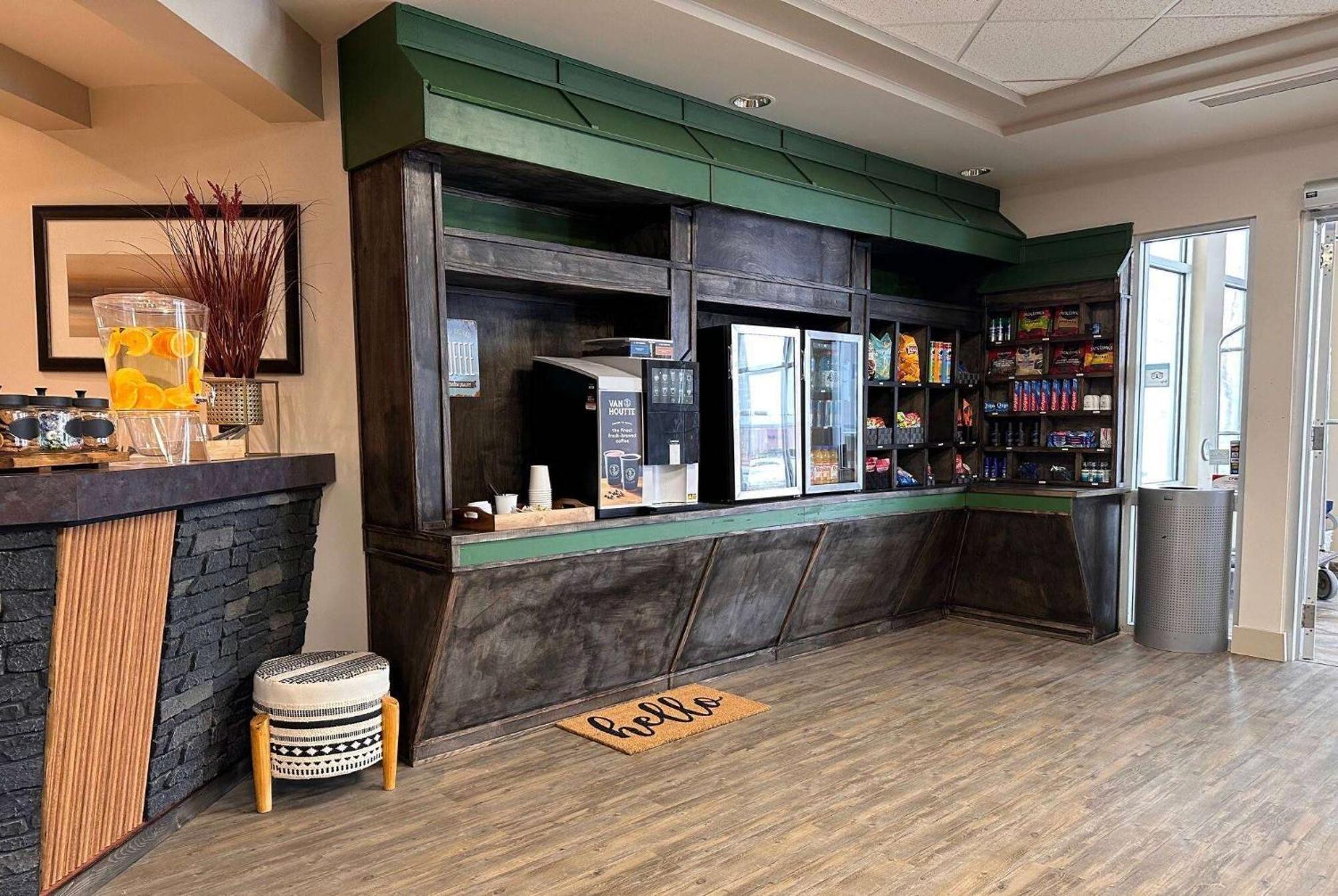 Ramada By Wyndham Estevan Luaran gambar